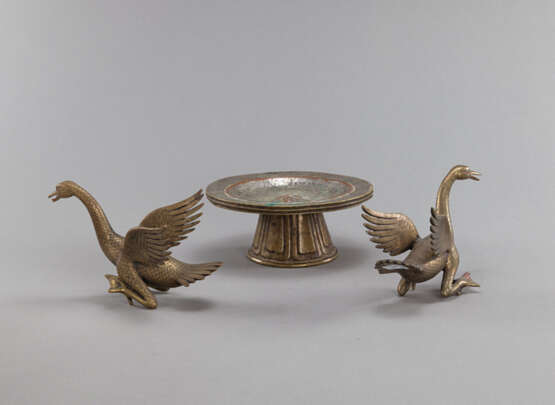 Ritualgefäß und Paar Schwäne aus Bronze und Metall - Foto 2