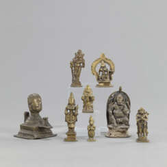 Acht Figuren aus Bronze u.a. mit Darstellungen des Hanuman, Parvati, Ganesha, Yoni und Lingam