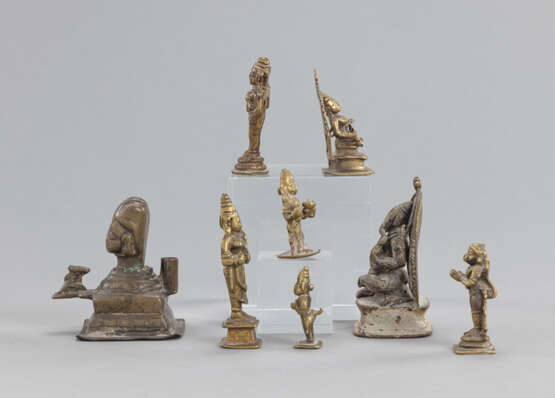 Acht Figuren aus Bronze u.a. mit Darstellungen des Hanuman, Parvati, Ganesha, Yoni und Lingam - Foto 2