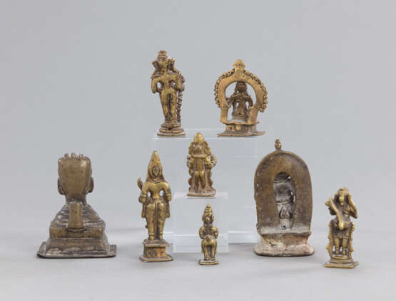 Acht Figuren aus Bronze u.a. mit Darstellungen des Hanuman, Parvati, Ganesha, Yoni und Lingam - photo 3