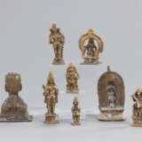 Acht Figuren aus Bronze u.a. mit Darstellungen des Hanuman, Parvati, Ganesha, Yoni und Lingam - photo 3