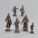 Sechs Figuren aus Bronze mit fünf verschiedenen Darstellungen der Devi und Krishna - Foto 1