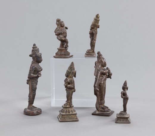 Sechs Figuren aus Bronze mit fünf verschiedenen Darstellungen der Devi und Krishna - photo 2