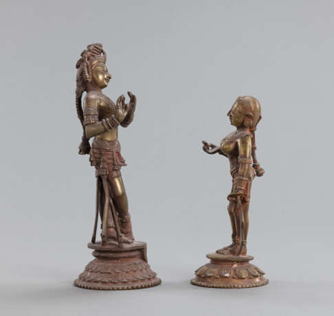 Zwei Figuren aus Bronze mit Darstellung des Krishna ursprünglich eine Flöte haltend und einer weiblichen Gottheit - photo 2