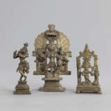 Drei Figuren aus Bronze mit zwei Darstellungen der Durga and Krishna - photo 1