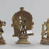Drei Figuren aus Bronze mit zwei Darstellungen der Durga and Krishna - photo 3