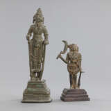 Zwei Figuren aus Bronze mit Darstellungen einer weiblichen Gottheit und eines Kriegers - Foto 1