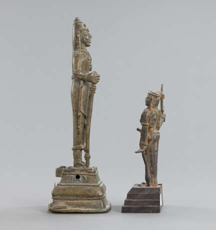 Zwei Figuren aus Bronze mit Darstellungen einer weiblichen Gottheit und eines Kriegers - Foto 2