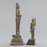 Zwei Figuren aus Bronze mit Darstellungen einer weiblichen Gottheit und eines Kriegers - фото 2