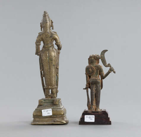 Zwei Figuren aus Bronze mit Darstellungen einer weiblichen Gottheit und eines Kriegers - Foto 3