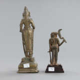 Zwei Figuren aus Bronze mit Darstellungen einer weiblichen Gottheit und eines Kriegers - photo 3