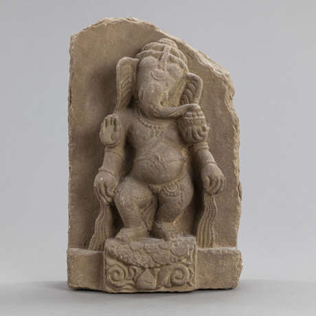 Stele aus Sandstein mit Darstellung des Ganesha - photo 1