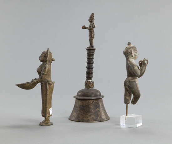 Figur des Krishna aus Stein, Priesterglocke und weibliche Figur als Öllampe aus Bronze - photo 2