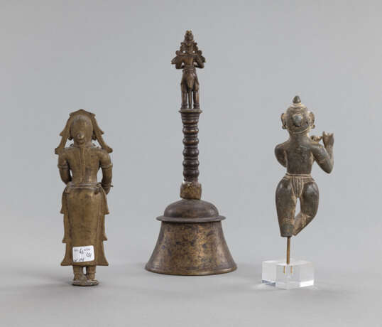 Figur des Krishna aus Stein, Priesterglocke und weibliche Figur als Öllampe aus Bronze - photo 3