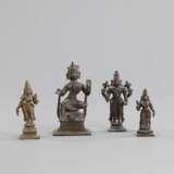 Vier Figuren aus Bronze mit Darstellungen des Vishnu, der Devi und einer weiblichen Gottheit - photo 1