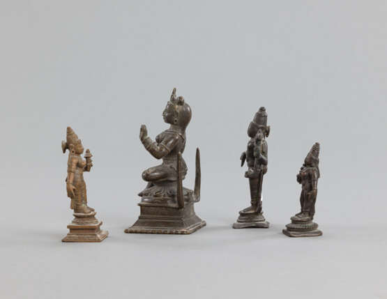 Vier Figuren aus Bronze mit Darstellungen des Vishnu, der Devi und einer weiblichen Gottheit - photo 2