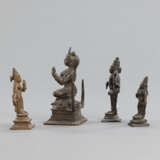 Vier Figuren aus Bronze mit Darstellungen des Vishnu, der Devi und einer weiblichen Gottheit - photo 2