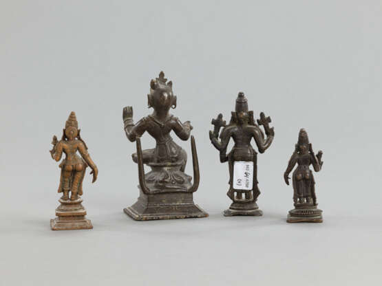 Vier Figuren aus Bronze mit Darstellungen des Vishnu, der Devi und einer weiblichen Gottheit - photo 3