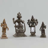 Vier Figuren aus Bronze mit Darstellungen des Vishnu, der Devi und einer weiblichen Gottheit - photo 3