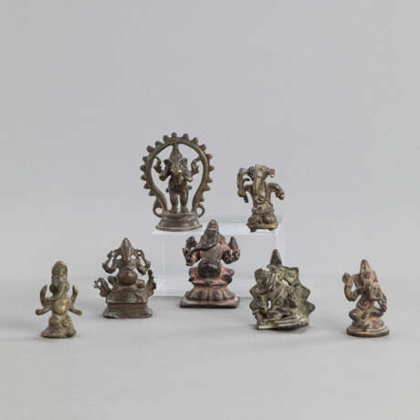 Sieben Figuren aus Bronze mit Darstellungen von Ganesha - photo 1