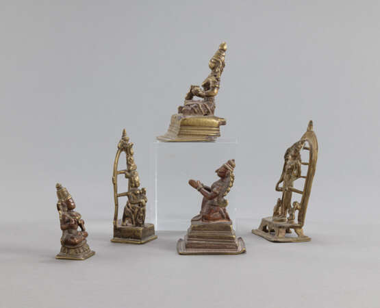 Fünf Figuren aus Bronze mit Darstellungen von diversen Göttern u.a. Bhu und Garuda - фото 2