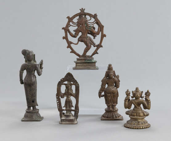 Fünf Bronzen u.a. mit Darstellungen der Devi, Parvai und des tanzenden Shiva - photo 3