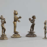 Vier Figuren aus Bronze mit zwei Darstellungen des Krishna, einer vierarmigen - und einer weiblichen Gottheit - фото 2
