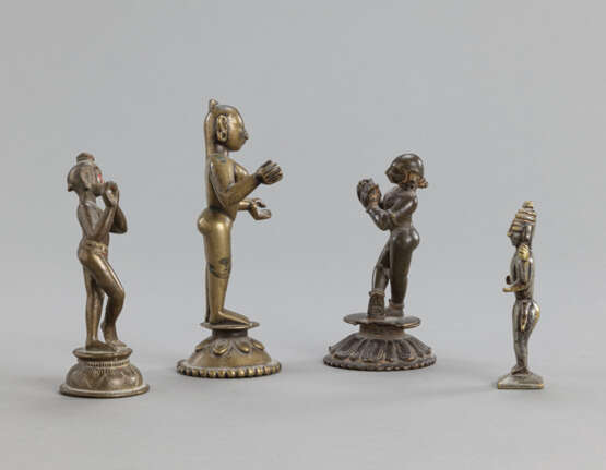 Vier Figuren aus Bronze mit zwei Darstellungen des Krishna, einer vierarmigen - und einer weiblichen Gottheit - Foto 2
