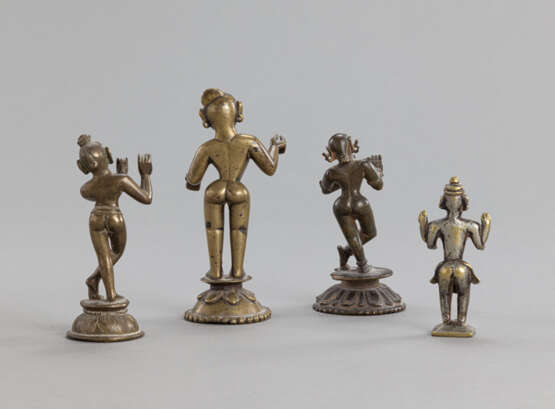 Vier Figuren aus Bronze mit zwei Darstellungen des Krishna, einer vierarmigen - und einer weiblichen Gottheit - photo 3