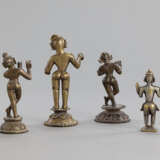 Vier Figuren aus Bronze mit zwei Darstellungen des Krishna, einer vierarmigen - und einer weiblichen Gottheit - Foto 3