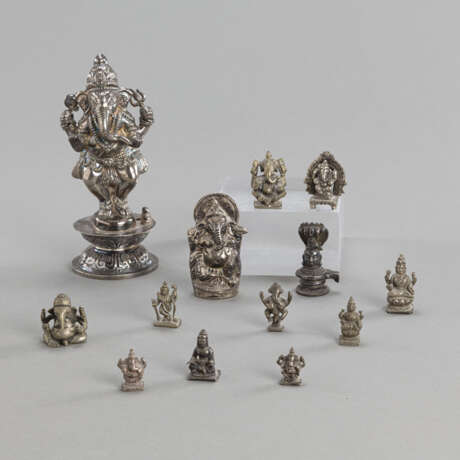 13 Figuren aus Bronze und Silber, u.a. 8 diverse Darstellungen des Ganesha und sieben weitere Gottheiten - photo 1