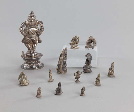 13 Figuren aus Bronze und Silber, u.a. 8 diverse Darstellungen des Ganesha und sieben weitere Gottheiten - photo 2