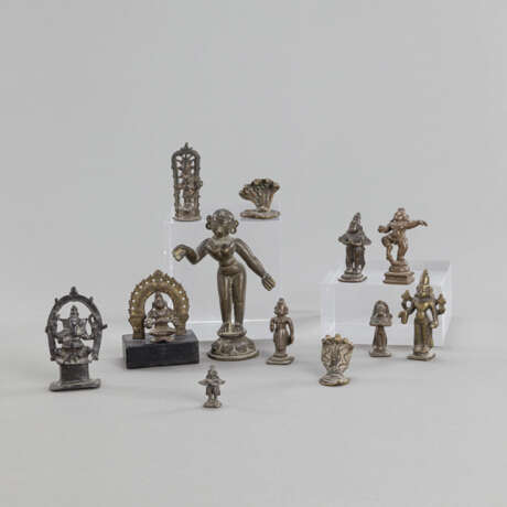 13 Figuren aus Bronzen mit Darstellungen des Ganesha,Vishnu, Devi, Krishna und Garuda - photo 1