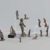 13 Figuren aus Bronzen mit Darstellungen des Ganesha,Vishnu, Devi, Krishna und Garuda - photo 2