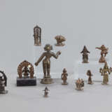 13 Figuren aus Bronzen mit Darstellungen des Ganesha,Vishnu, Devi, Krishna und Garuda - photo 3