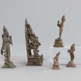 Fünf Figuren aus Bronze mit Darstellungen des Laksminarayana, Devi, eines Adoranten und Parvati - Foto 2