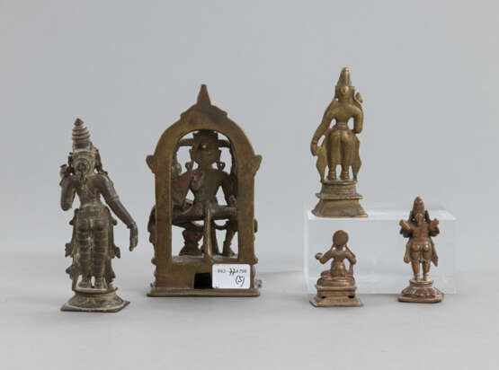 Fünf Figuren aus Bronze mit Darstellungen des Laksminarayana, Devi, eines Adoranten und Parvati - Foto 3
