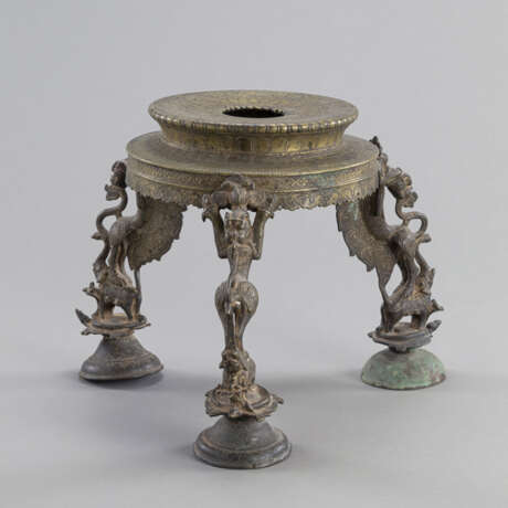 Altarstand aus Bronze mit drei Standfüßen in Form von Yyalaka und Elefanten - фото 1