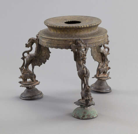 Altarstand aus Bronze mit drei Standfüßen in Form von Yyalaka und Elefanten - photo 2