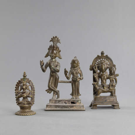 Drei Figuren aus Bronze mit Darstellung des Krishna mit Rada, Umamaheshvara auf Büffel und Heiliger - Foto 1