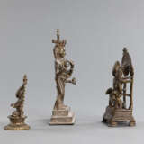 Drei Figuren aus Bronze mit Darstellung des Krishna mit Rada, Umamaheshvara auf Büffel und Heiliger - Foto 2