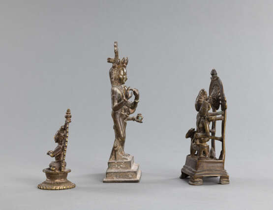 Drei Figuren aus Bronze mit Darstellung des Krishna mit Rada, Umamaheshvara auf Büffel und Heiliger - Foto 2