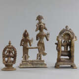 Drei Figuren aus Bronze mit Darstellung des Krishna mit Rada, Umamaheshvara auf Büffel und Heiliger - Foto 3