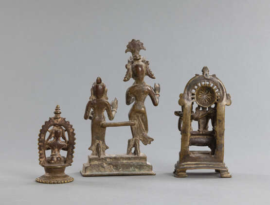Drei Figuren aus Bronze mit Darstellung des Krishna mit Rada, Umamaheshvara auf Büffel und Heiliger - photo 3