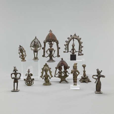 11 volkstümliche Figuren aus Bronze, u.a. neun diverse Gottheiten, ein Pfau und ein Stand - Foto 1