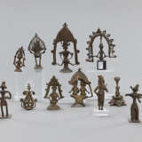 11 volkstümliche Figuren aus Bronze, u.a. neun diverse Gottheiten, ein Pfau und ein Stand - Foto 2