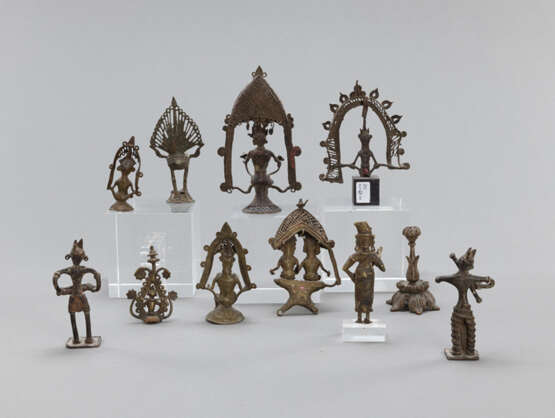 11 volkstümliche Figuren aus Bronze, u.a. neun diverse Gottheiten, ein Pfau und ein Stand - фото 2