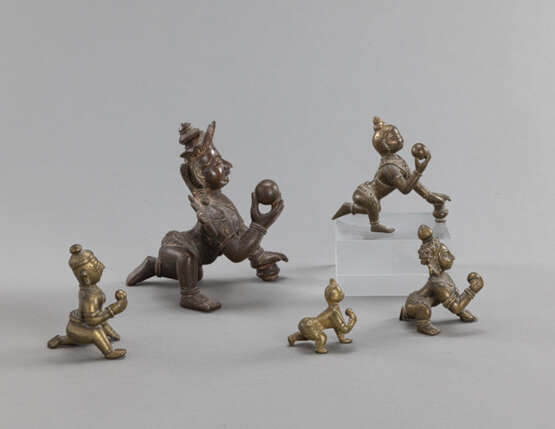 Fünf Figuren aus Bronze mit verschiedenen Darstellungen des Krishna als Kind - Foto 2