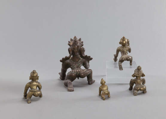 Fünf Figuren aus Bronze mit verschiedenen Darstellungen des Krishna als Kind - Foto 3