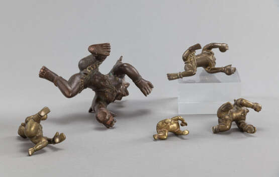 Fünf Figuren aus Bronze mit verschiedenen Darstellungen des Krishna als Kind - photo 4